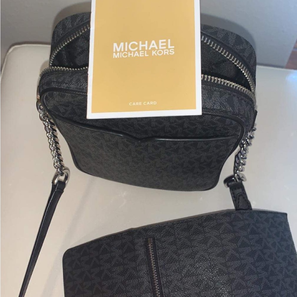 Michael kors crossbody purse, selling for my daughter so price is firm